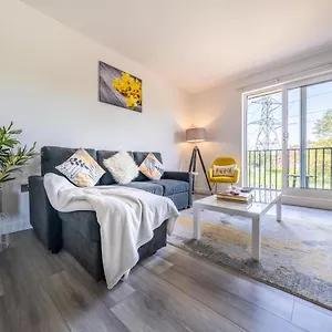Ash View Place 4 -heathrow - Thorpe Park - Free Parking Apartment Staines-upon-Thames